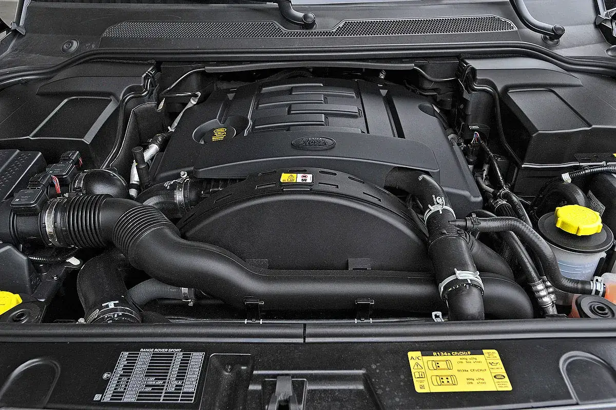 Motorraum eines Range Rover V8 Diesel. Mögliche Probleme mit dem Motor sind hier zu sehen, wie z.B. verschmutzte Leitungen.