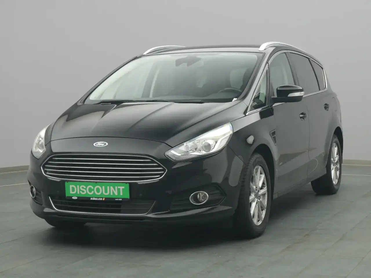 Schwarzer Ford S-Max, der auf Probleme mit Ford Dieselmotoren hinweist.