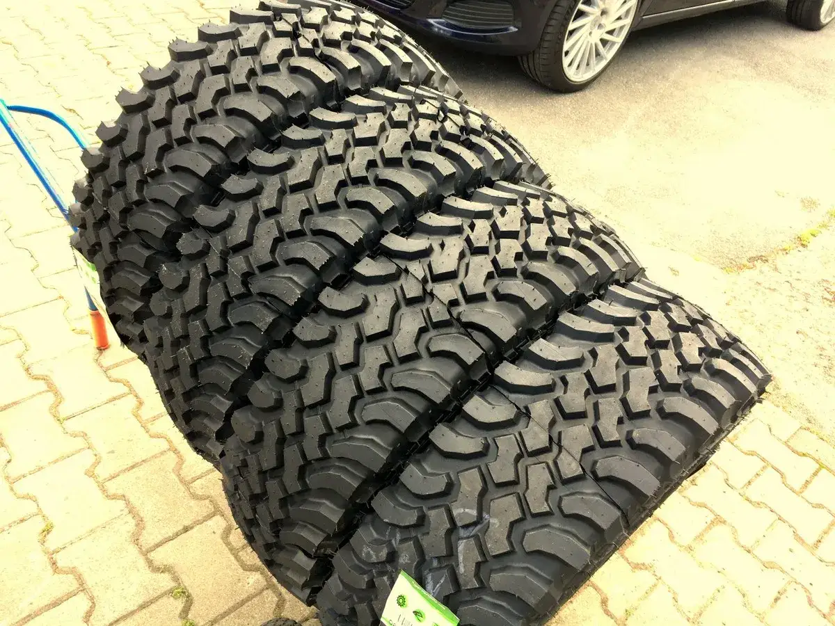 Stapel grobstolliger Offroadreifen, bereit f&uuml;r Abenteuer. Diese Mayeroch-Reifen sind f&uuml;r jedes Gel&auml;nde ger&uuml;stet.