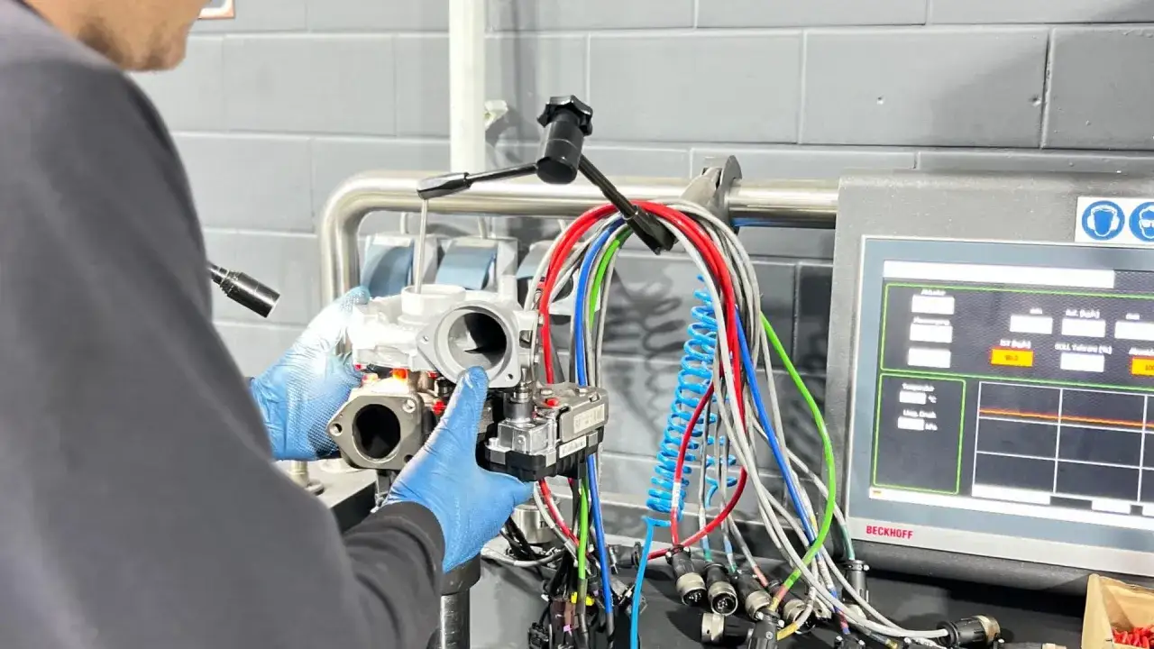 Mechaniker prüft Turbolader. Die Kosten für einen defekten Turbolader können hoch sein, daher ist eine genaue Diagnose wichtig.
