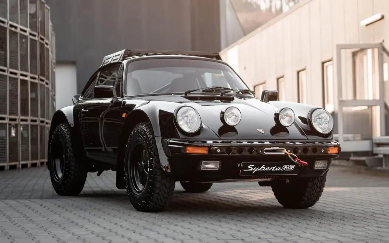 Schwarzer Gemballa Marsien mit Dachgepäckträger und Offroad-Reifen, bereit für jedes Abenteuer.