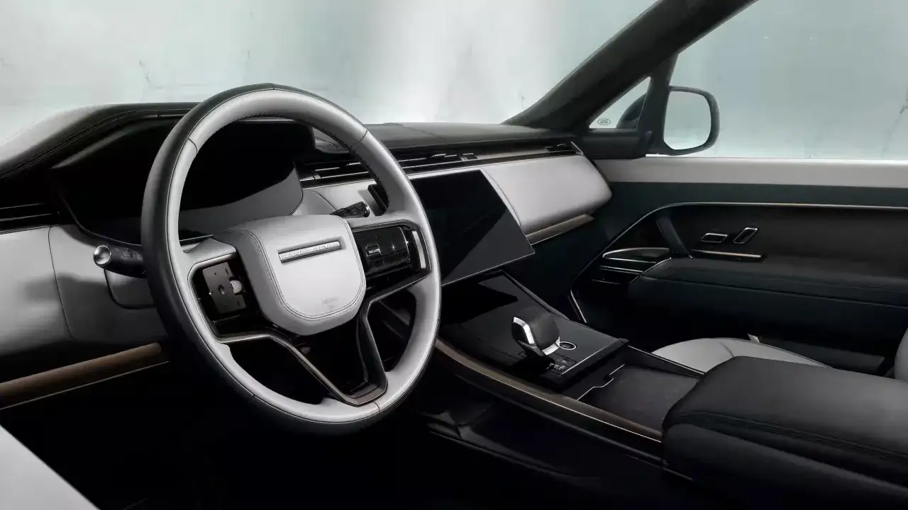Luxuri&ouml;ses Interieur eines Range Rover mit einem eleganten, zweifarbigen Lenkrad.