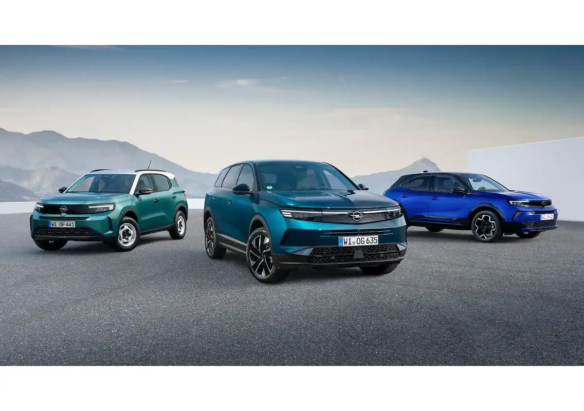Drei Opel-Modelle in Petrol, Dunkelblau und Blau stehen auf Asphalt. Ein Ausblick auf die Opel Modelle 2026.