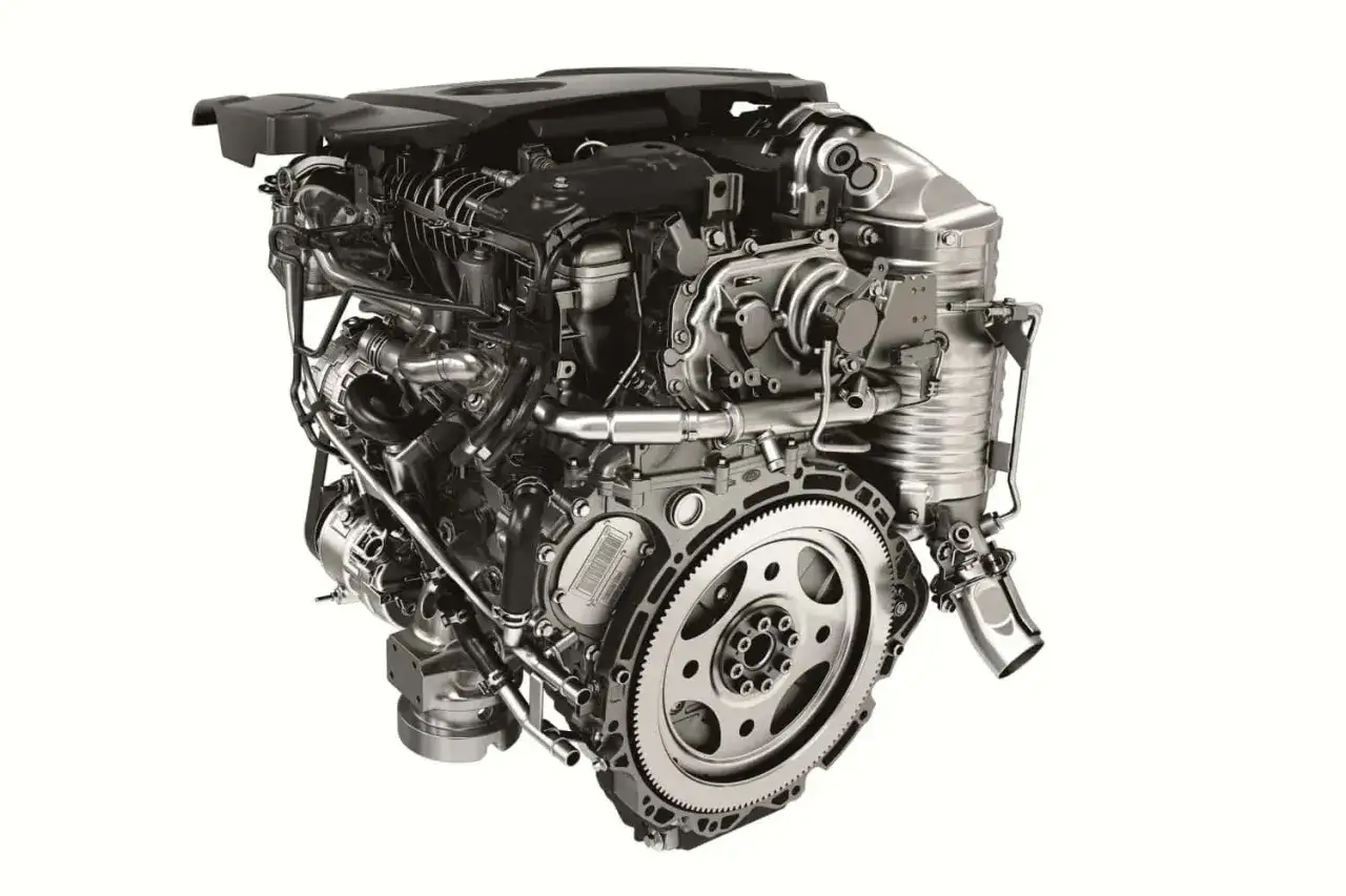 Ein komplexer Range Rover Motor mit vielen Rohren und Metallteilen, bereit für Leistung.