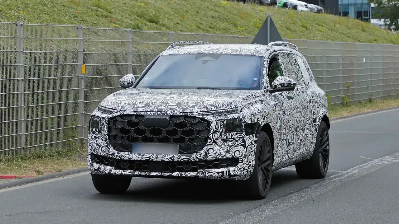 Ein getarnter Audi SQ9 fährt auf der Straße.