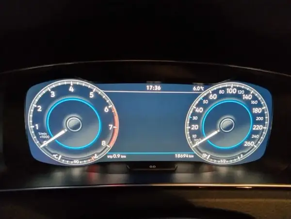 Digitales Cockpit zeigt Drehzahlmesser, Tachometer, Uhrzeit, Außentemperatur und den **Tageskilometerzähler** mit 0,9 km. Gesamtkilometerstand: 18694 km.