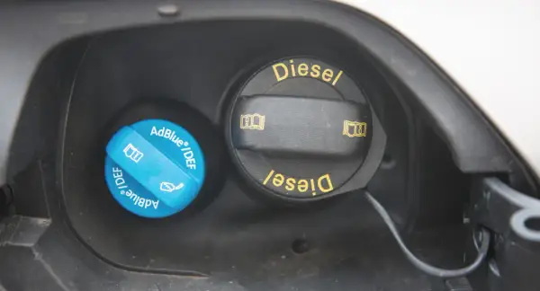 Zwei Tankdeckel: einer für Diesel, der andere für AdBlue. Ein Diesel Additiv Test könnte hier durchgeführt werden.