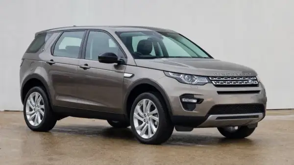 Brauner Land Rover Discovery Sport 2.0 TD4, bereit für Abenteuer, trotz möglicher Probleme.