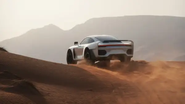 Der Gemballa Marsien bahnt sich seinen Weg durch die Wüste, Sand wirbelt auf.
