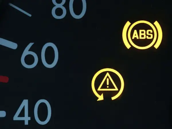 Gelbe Kontrollleuchten Symbole: ABS-Leuchte und Warnleuchte mit Ausrufezeichen im Kreis.