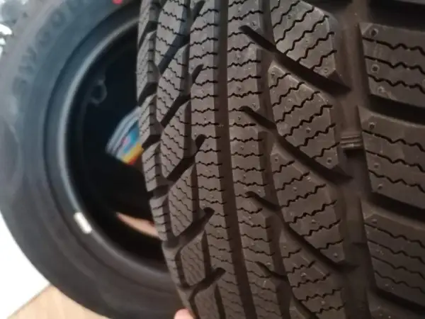 Nahaufnahme eines Winterreifens mit tiefem Profil. Die Lamellen sorgen für Grip auf Schnee und Eis. Gute **Goodride Reifen Erfahrung** für sicheres Fahren.