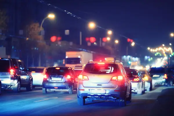 Autos im Nachtverkehr. Ein Bremslicht funktioniert nicht, was gefährlich ist.