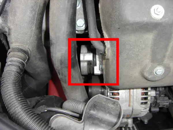 Motorraum: Riemenspanner (rot umrandet) könnte Ursache sein, wenn das **Auto schleift beim Fahren**.