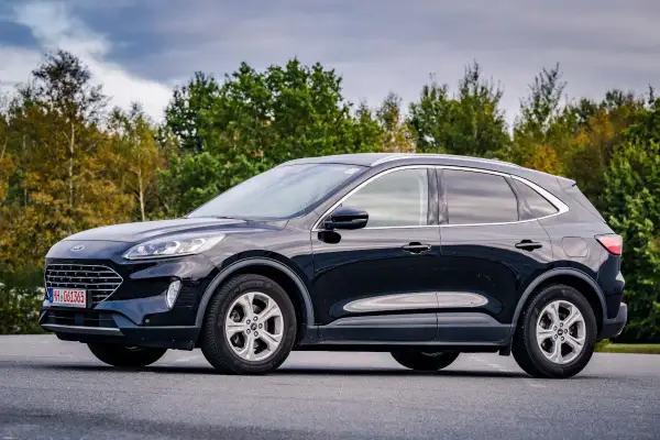 Schwarzer Ford Kuga 190 PS Diesel. Ein Blick auf das SUV, das trotz seiner Leistung manchmal Probleme bereitet.