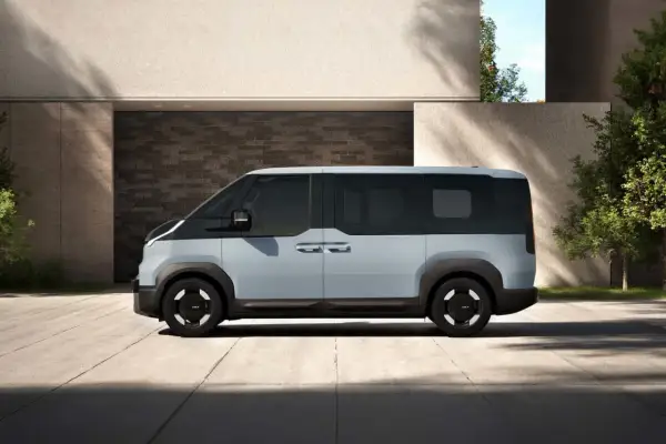 Der futuristische Kia PV5 in Hellgrau und Schwarz, ideal für Ihr Kia PV5 Leasing.