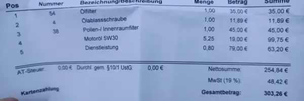 Rechnung für eine Autoinspektion: Ölfilter, Motoröl und Dienstleistung. Die Gesamtkosten betragen 303,26 €.