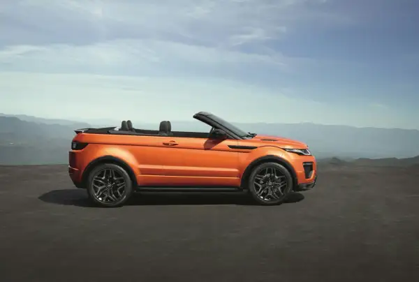 Orange Range Rover Evoque Cabrio gebraucht, bereit für die nächste Fahrt mit offenem Verdeck.
