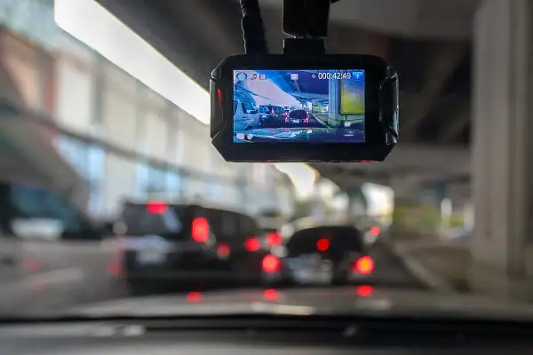 Die auto dashcam zeichnet den Stau auf. Verkehr stockt, rote Rücklichter leuchten.