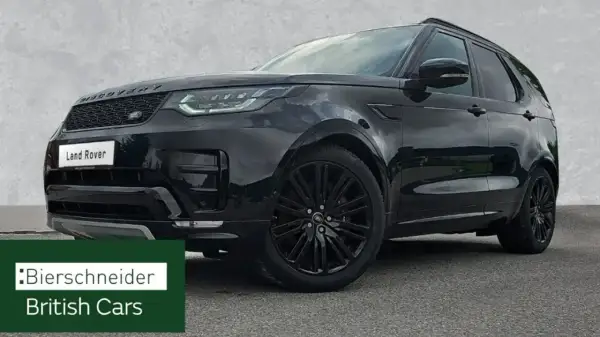 Schwarzer Land Rover Discovery 5, glänzend, mit schwarzen Felgen. Ein Blick auf mögliche land rover discovery 5 probleme.