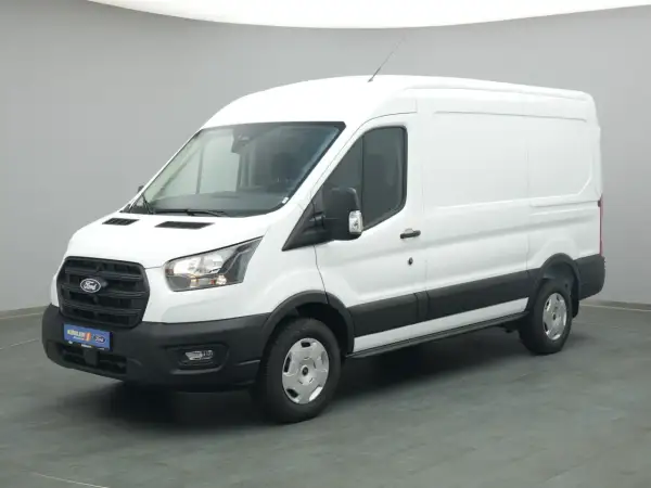 Weißer Ford Transit Kastenwagen, ideal für den Transport. Bekannt für seine Zuverlässigkeit, aber auch für mögliche Ford Dieselmotoren Probleme.