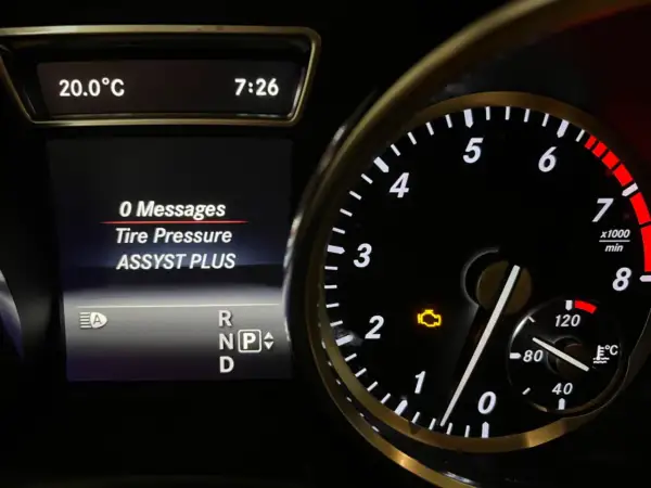 Mercedes-Armaturenbrett: Motorkontrollleuchte leuchtet, aber keine Fehlermeldung angezeigt. Reifendruck und ASSYST PLUS sind aktiv.