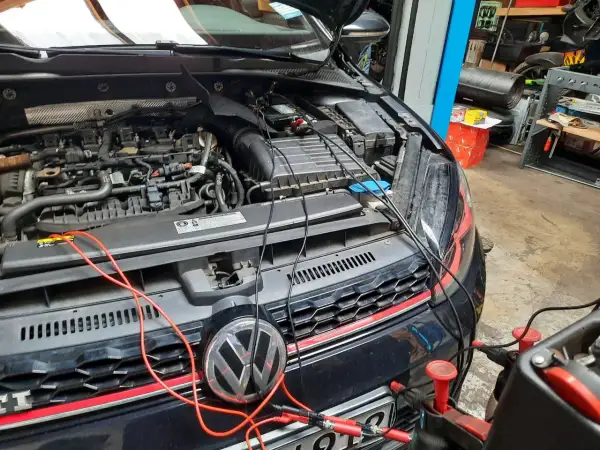 Diagnose drosselklappe defekt symptome an einem VW Golf GTI. Kabel und Messgeräte sind am Motor angeschlossen.